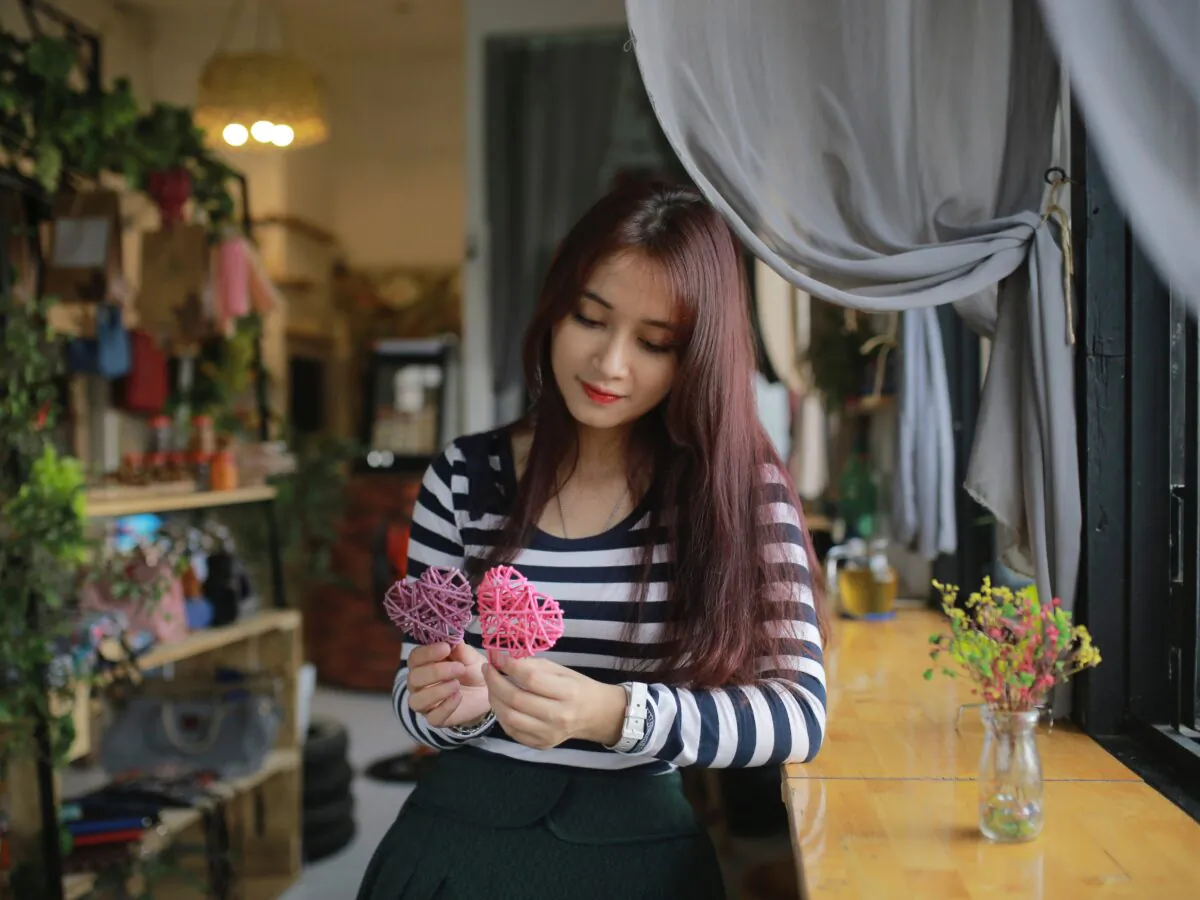 Readers share money saving tips such as repurposing commercially used decorations. (Thiếu Quân Võ Vũ/Pexels)