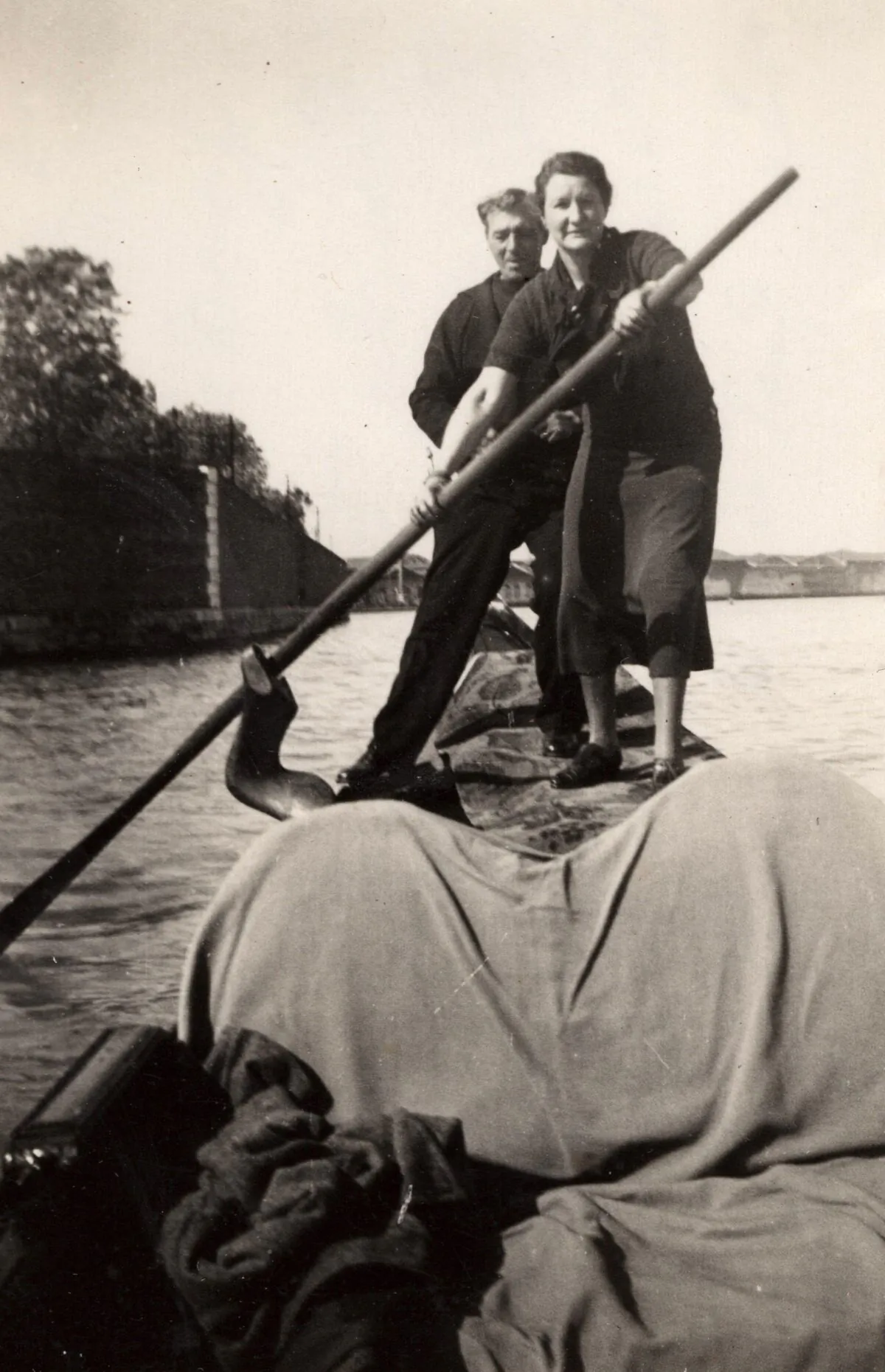 Less than a year
after her amputation,
Virginia Hall moved
to Venice, Italy, and
solved the problem
of traveling across
the city’s many
footbridges by
purchasing her own
gondola. A local
gondolier helped
teach her how to row. (Virginia Hall Collection/ Alamy Stock Photo)