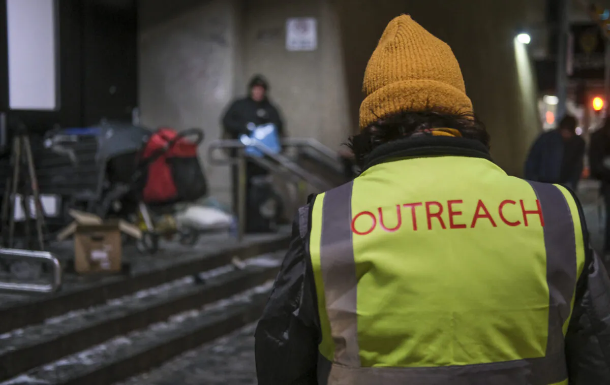 Outreach volunteers offer help to the homeless on a -20C night in Calgary, Alta., on Dec. 14, 2021. (THE CANADIAN PRESS/Jeff McIntosh)
