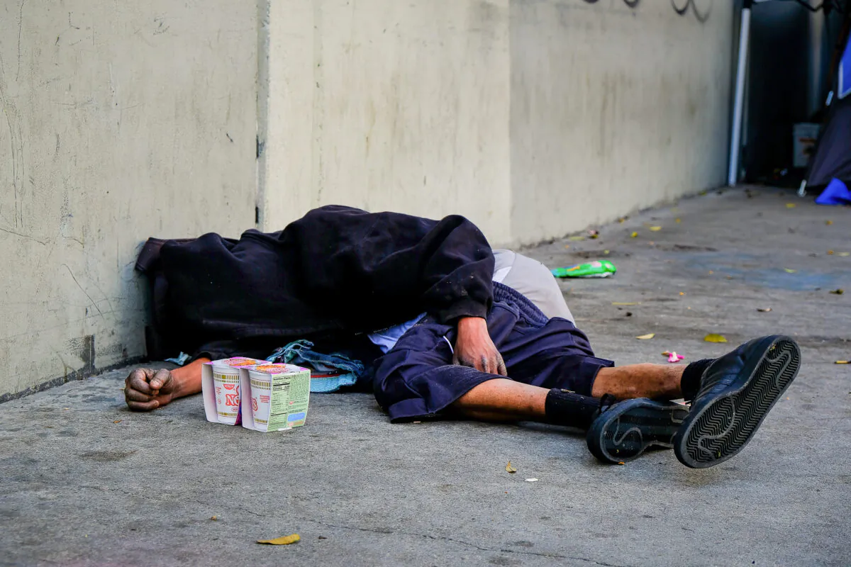 A homeless man sleeps on the streets of Los Angeles in December of 2018. (John Fredricks/The Epoch Times)