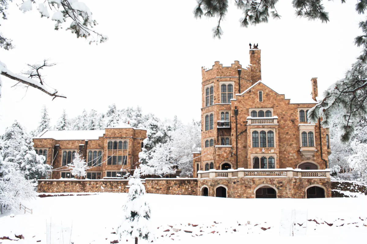 In 1871, Palmer built a home in Colorado
Springs that gradually evolved into Glen Eyrie
Castle. “Glen Eyrie” is Scottish for “Valley of
the Eagle’s Nest.” (Courtesy of Glen Eyrie)