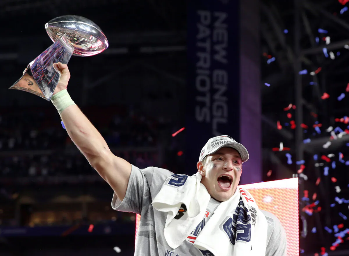 New England Patriots tight end Rob Gronkowski holds up the Vince Lombardi Trophy after his team defeated the Seattle Seahawks in the NFL Super Bowl XLIX football game in Glendale, Ariz., on Feb. 1, 2015. (Lucy Nicholson/Reuters)
