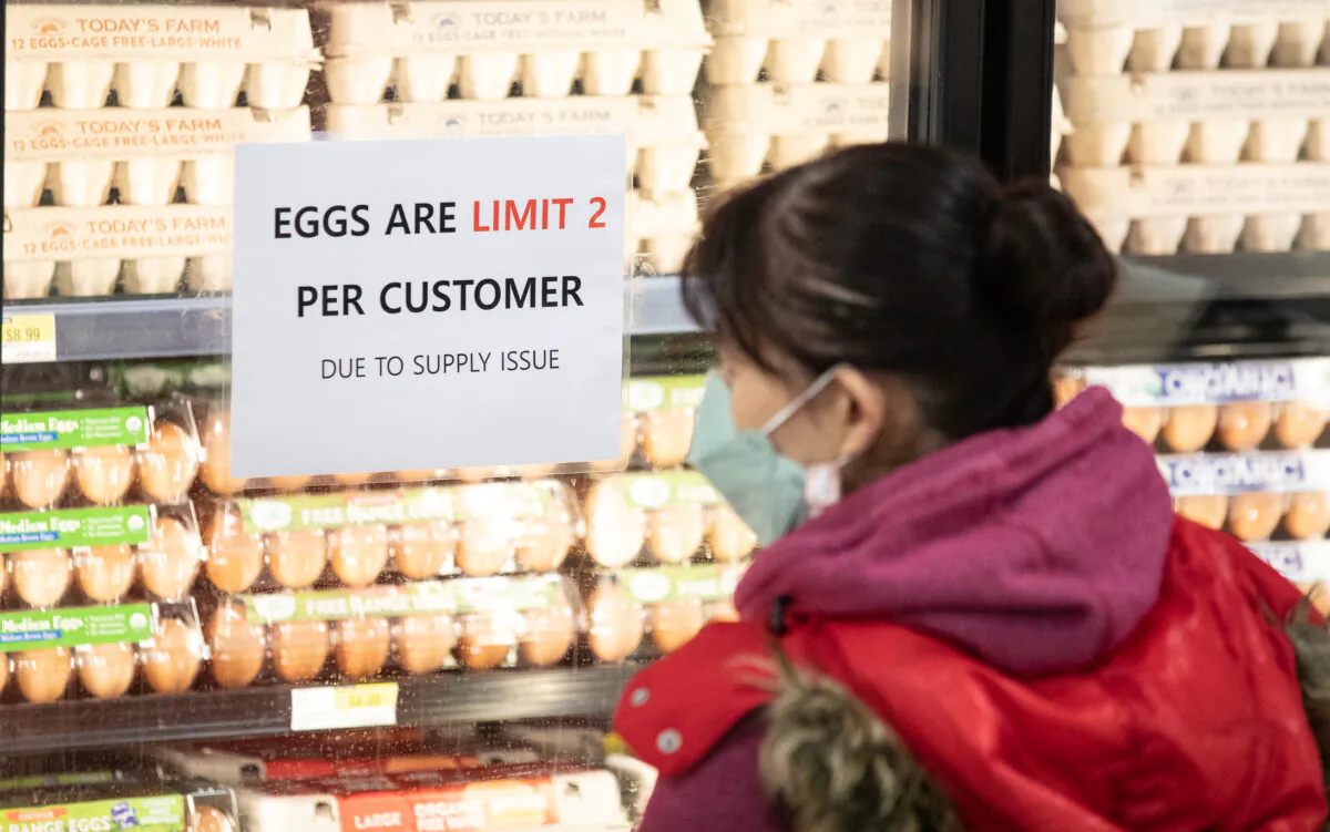 A shopper reads an egg purchase limit sign at a grocery store in Irvine, Calif., on Jan. 11, 2023. (John Fredricks/The Epoch Times)