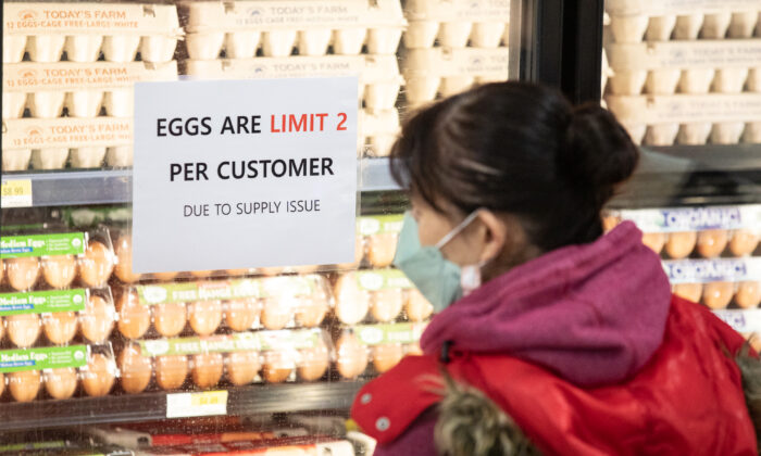 A shopper reads an egg purchase limit sign at a grocery store in Irvine, Calif., on Jan. 11, 2023. (John Fredricks/The Epoch Times)