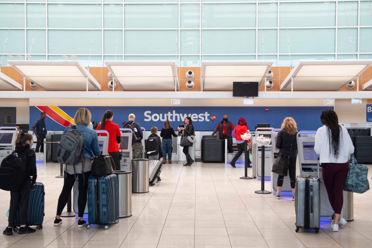 NextImg:Bipartisan Lawmakers Reintroduce Bill to Improve Air Travel Safety