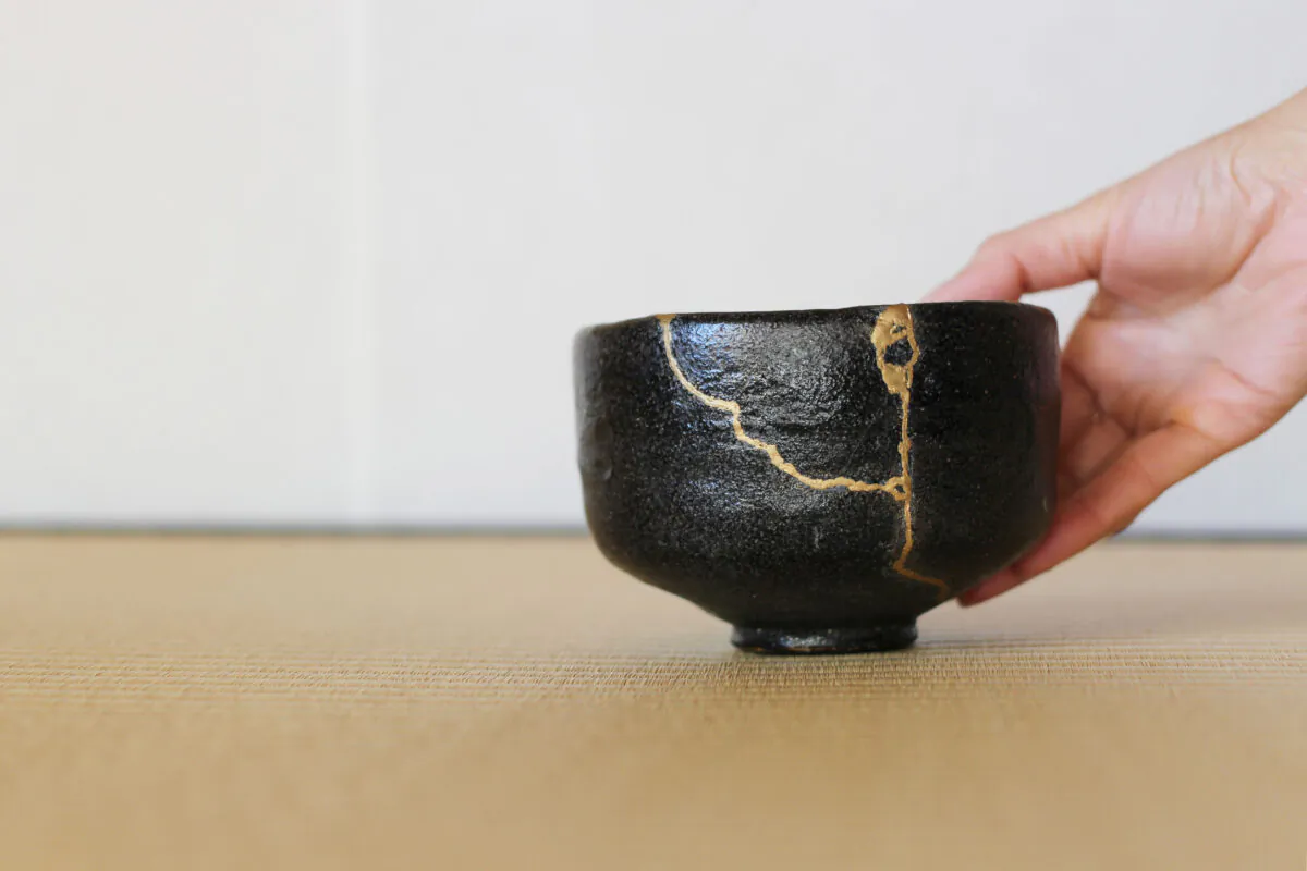 A repair of crack pottery tea cup on Aug. 8, 2018. (Riya Takahashi/iStock)