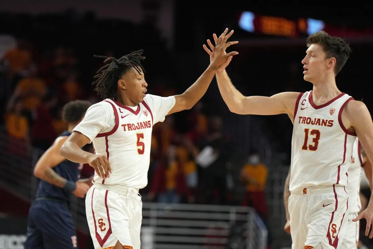 Southern California Trojans guard Boogie Ellis (5) and guard Drew Peterson (13) celebrate against the Cal State Fullerton Titans in the first half at Galen Center in Los Angeles on Dec 7, 2022. (Kirby Lee/USA TODAY Sports via Field Level Media)