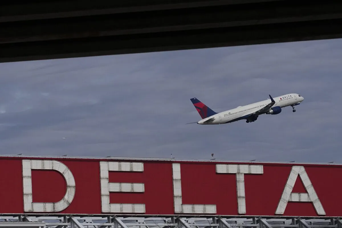 A Delta Air Lines plane takes off from Hartsfield-Jackson Atlanta International Airport in Atlanta on Nov. 22, 2022. (Brynn Anderson/AP Photo)