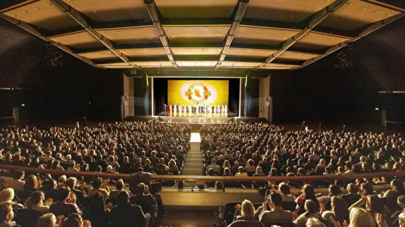 The sold-out Jahrhunderthalle (Centenary Hall) during the Shen Yun curtain call on the evening of Jan. 11, 2023. (The Epoch Times)