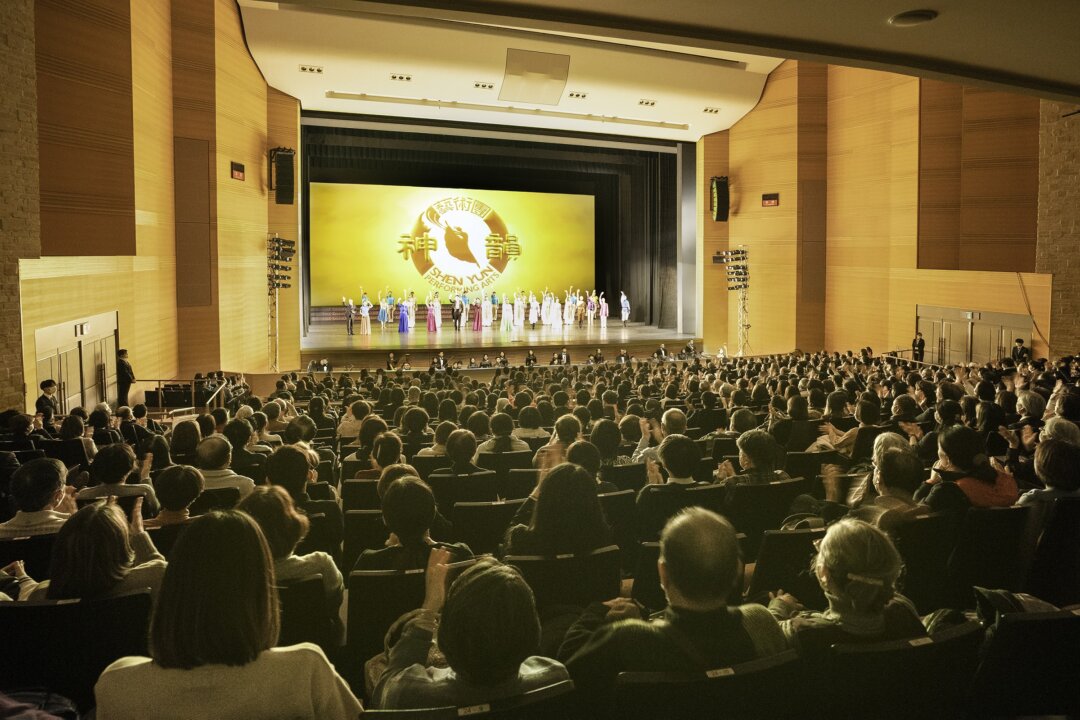 Shen Yun Performing Arts World Company's curtain call at the Kamakura Performing Art Center in Kamakura, Japan, on the evening of Jan. 13, 2023. (Annie Gong/The Epoch Times)