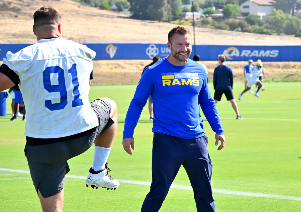 Head coach Sean McVay of the Los Angeles Rams talks with Greg Gaines (91) before mini camp at the team's facility at California Lutheran University in Thousand Oaks, Calif., on June 8, 2022 (Jayne Kamin-Oncea/Getty Images)
