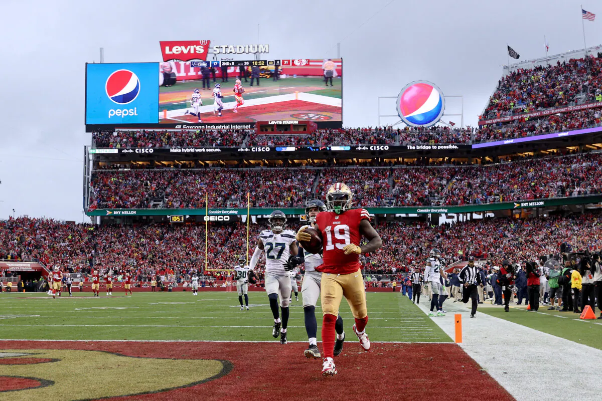 Deebo Samuel (19) of the San Francisco 49ers scores a 74 yard touchdown against the Seattle Seahawks during the fourth quarter in the NFC Wild Card playoff game at Levi's Stadium  in Santa Clara, Calif., on Jan. 14, 2023. (Ezra Shaw/Getty Images)