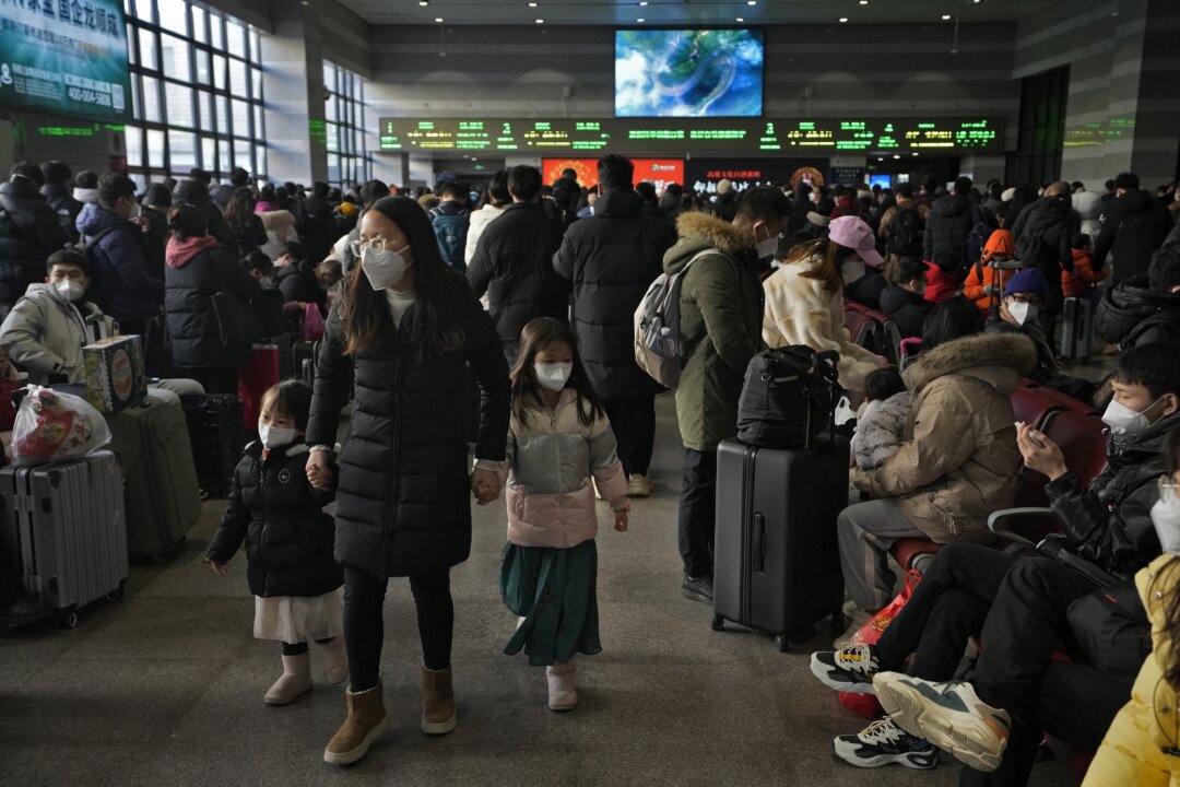 CCP Arrests Citizens for Posting Videos of Crowded Budget Trains Amid Sluggish Economy