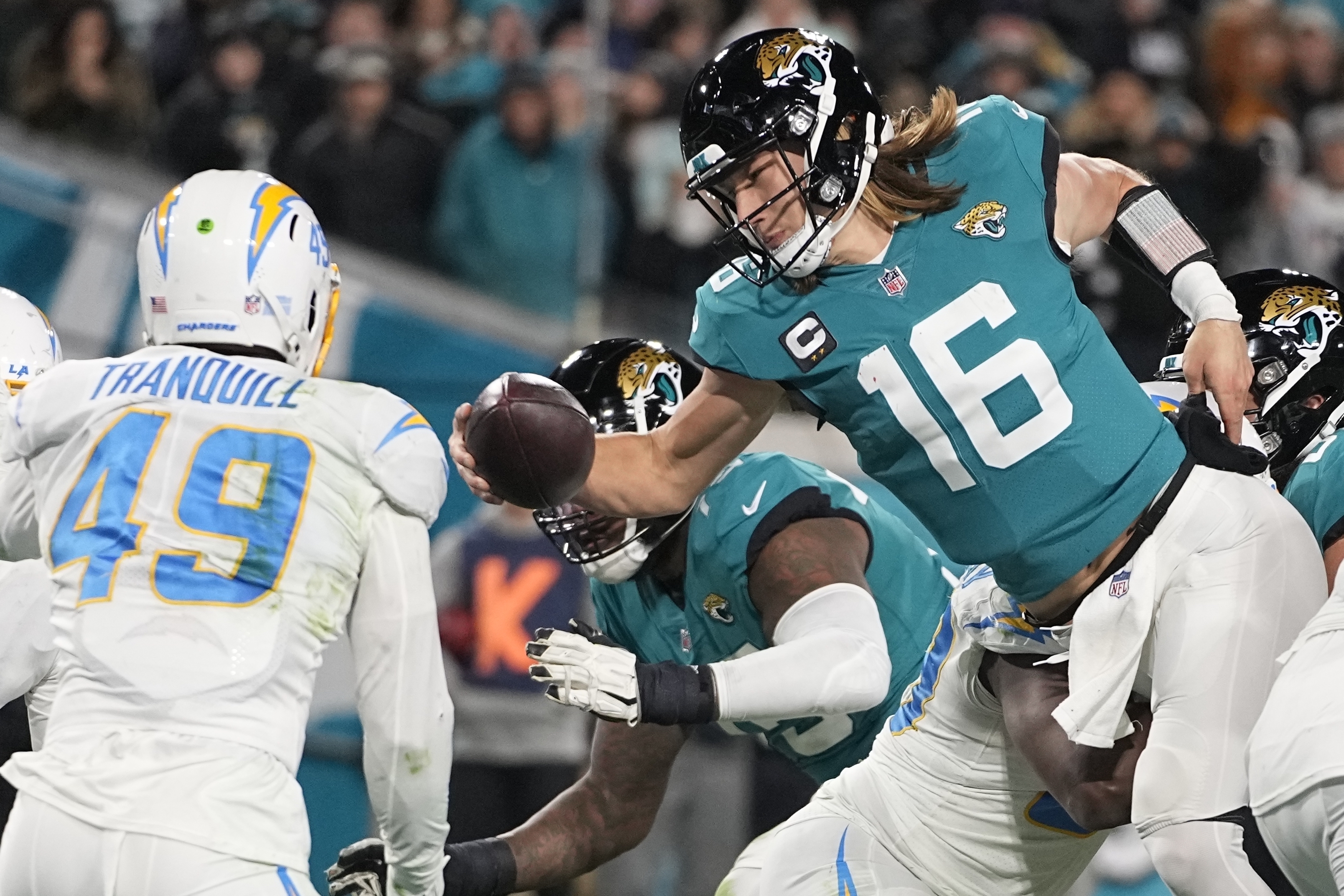 Lawrence Rallies Jaguars From 27 Down to Beat Chargers 31–30 - Vimarsana News