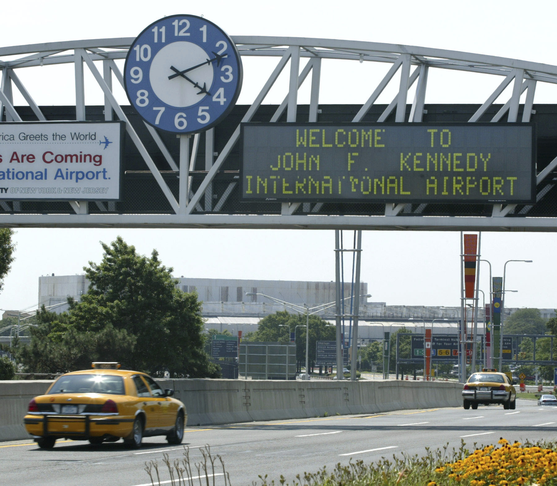Officials Investigate Averted Plane Crash at New York Airport - Vimarsana News