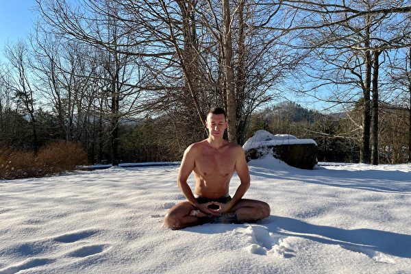 Evrard meditating in the snow