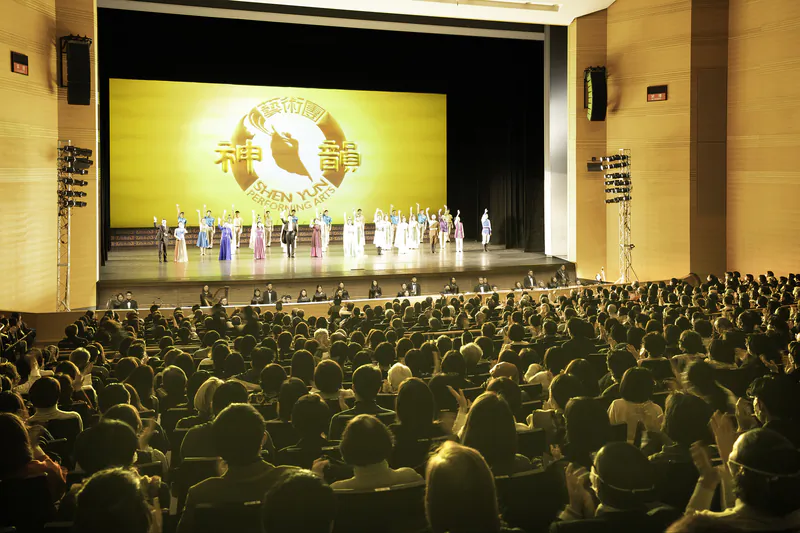 Shen Yun Performing Arts World Company’s curtain call at the Kamakura Performing Art Center in Kamakura, Japan, on the afternoon of Jan. 15, 2023. (Annie Gong/The Epoch Times)