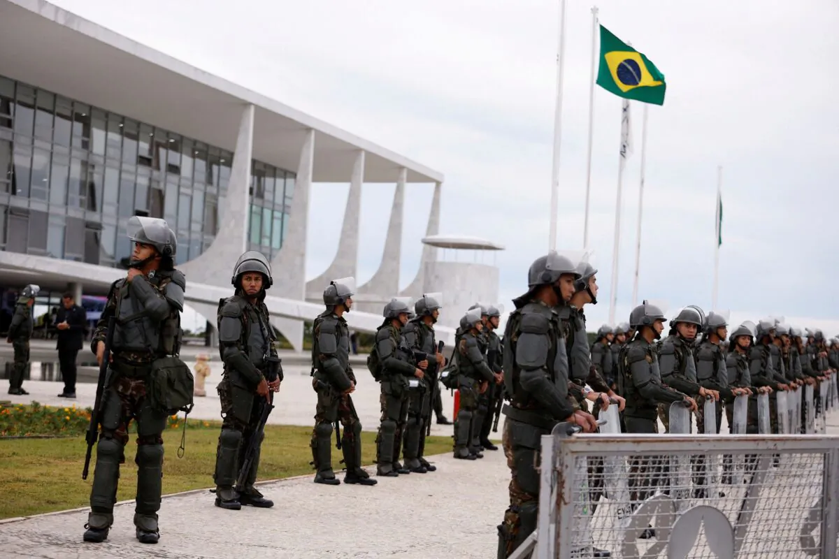 Army officers stand guard outside the Planalto Palace in Brasília, Brazil, on Jan. 11, 2023. (Amanda Perobelli/Reuters)