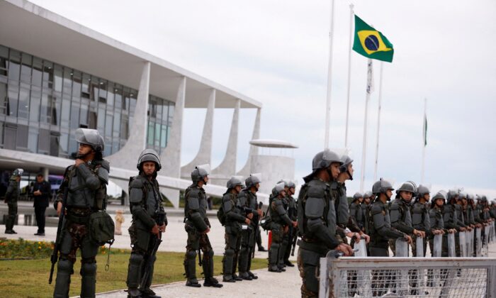 Army officers stand guard outside the Planalto Palace in Brasília, Brazil, on Jan. 11, 2023. (Amanda Perobelli/Reuters)