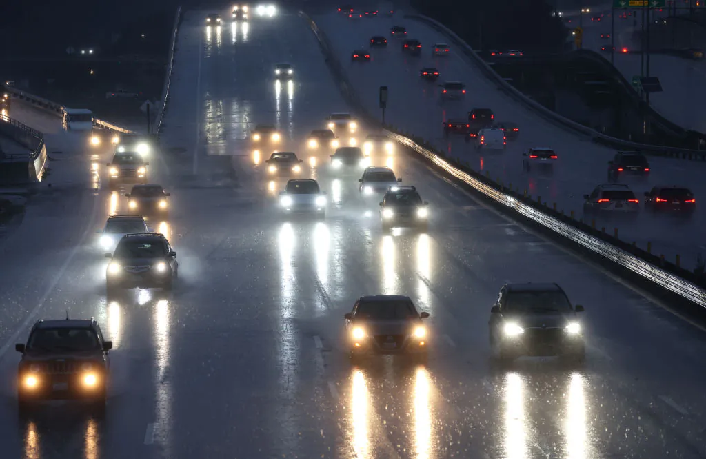 Cars drive along Highway 101 as rain falls in Greenbrae, Calif., on Jan. 4, 2023. (Photo by Justin Sullivan/Getty Images)