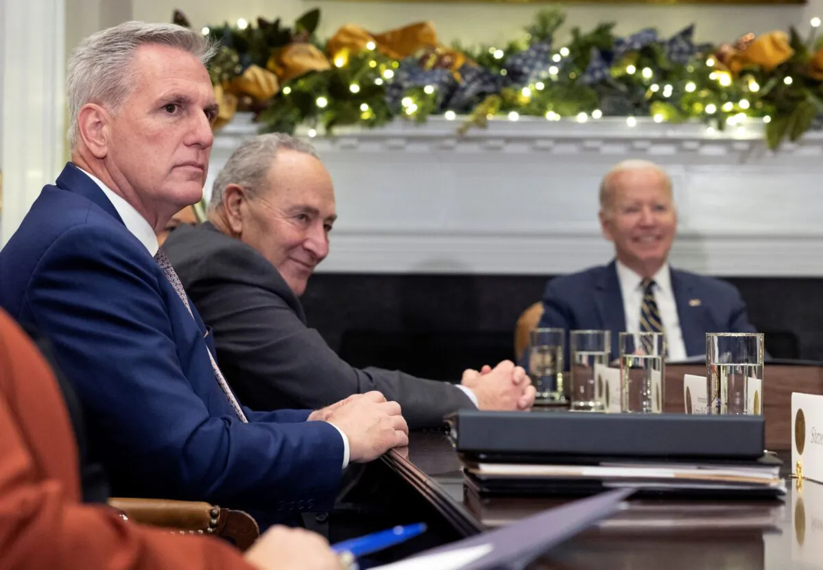 US House Minority Leader Kevin McCarthy (L) attends a meeting with US President Joe Biden (R) and other Congressional Leaders to discuss legislative priorities through the end of 2022, at the White House in Washington on Nov. 29, 2022. (Kevin Dietsch/Getty Images)