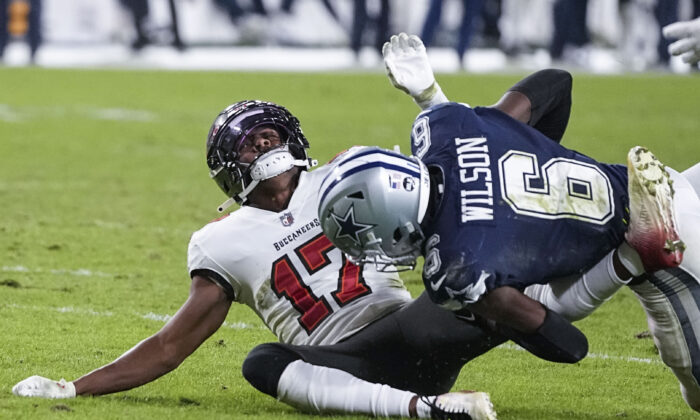 Tampa Bay’s Russell Gage Is Hospitalized With Neck Injury After Hit ...