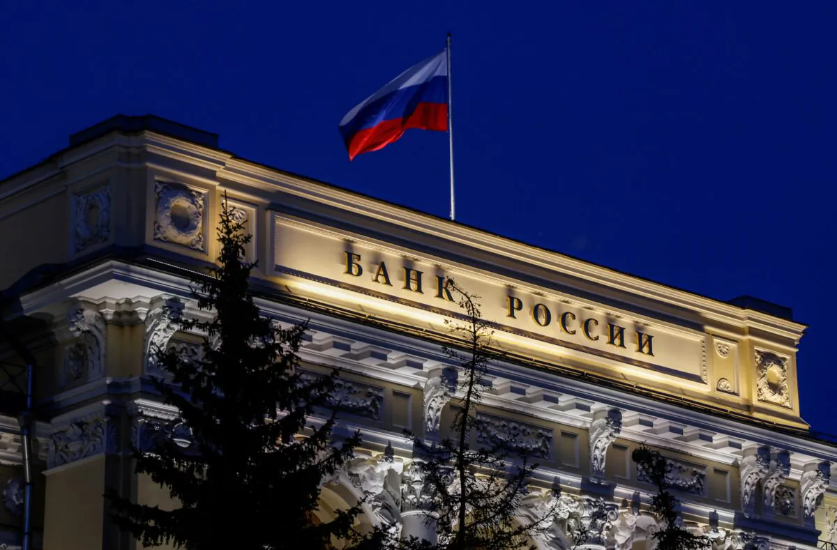 National flag flies over the Russian Central Bank headquarters in Moscow on May 27, 2022. (Maxim Shemetov/Reuters)