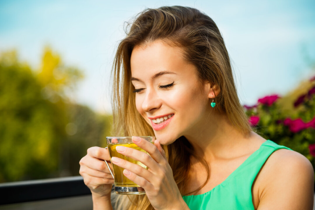 Drinking black and green tea regularly can help protect you against Alzheimer's disease and heart disease. (Shutterstock)