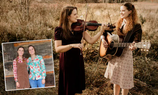 Twin Sisters Say Modern Clothing Is Just ‘Sacks With Head and Arm Holes,’ and Share Why They Prefer Older Clothes