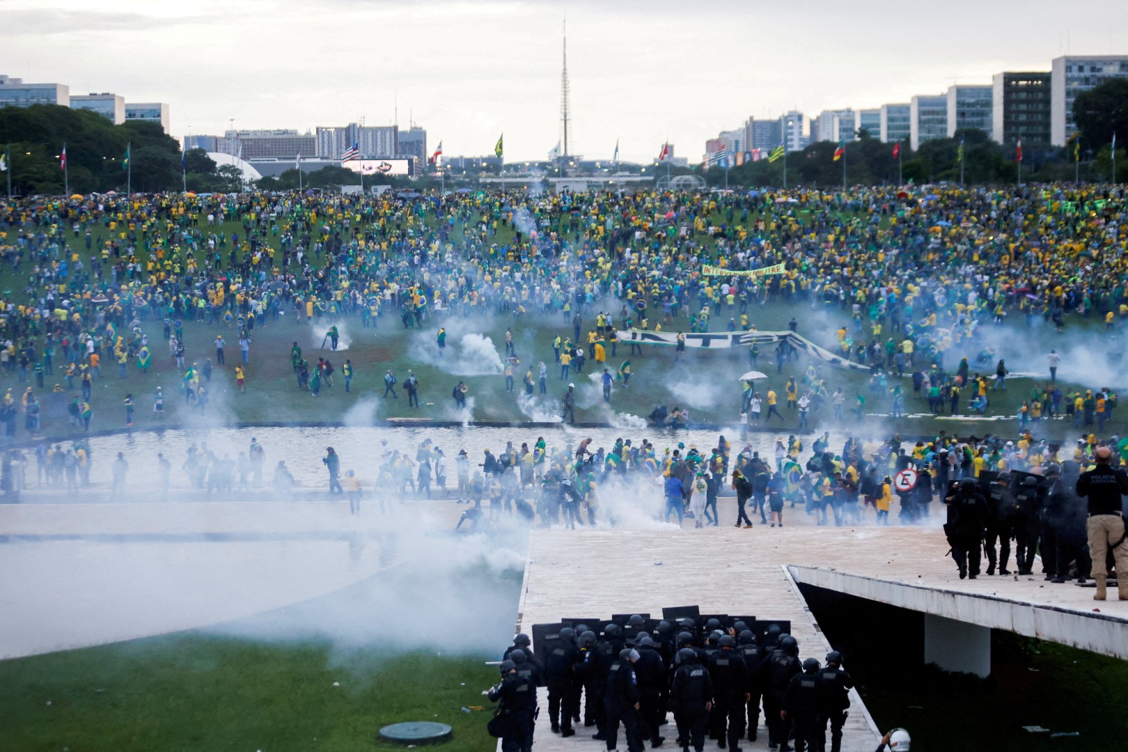 Brazil Police Raid Governor's House Over Capital Riots - Vimarsana News