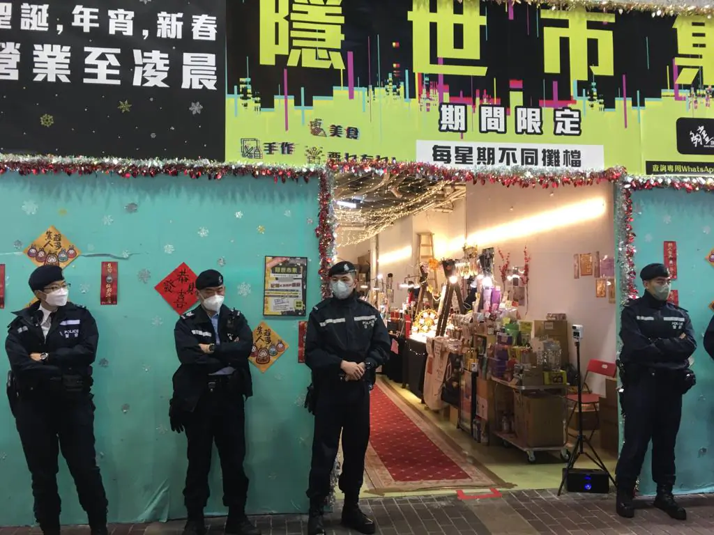 A group of police officers block the entrance of the market, in Mongkok, Hong Kong, on Jan 17, 2023. (Lau Kong Yip/The Epoch Times)