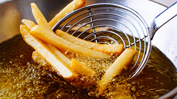 Salad oil is not suitable for high-temperature deep-frying, pan-frying and sautéing