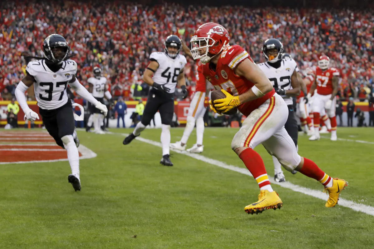 Travis Kelce (87) of the Kansas City Chiefs scores a touchdown against the Jacksonville Jaguars during the second quarter in the AFC Divisional Playoff game at Arrowhead Stadium in Kansas City, on Jan. 21, 2023. (David Eulitt/Getty Images)