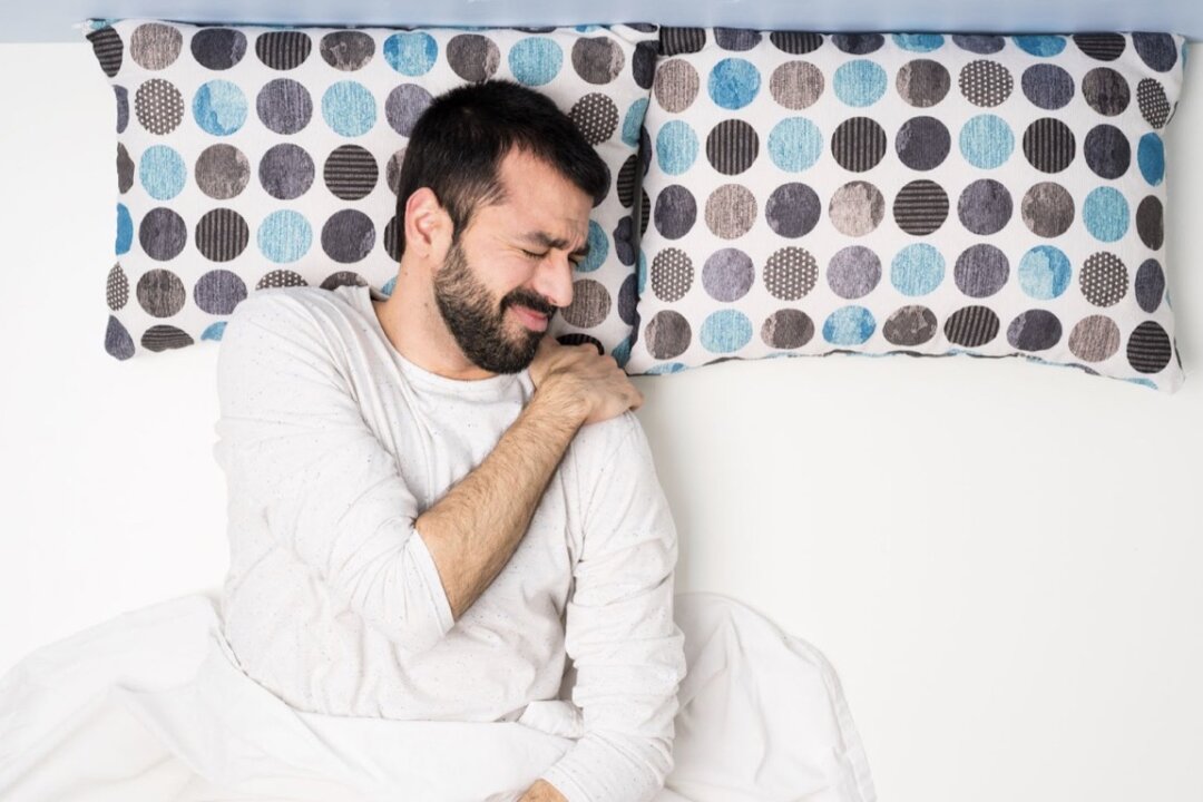 A person suffering from a frozen shoulder. (Shutterstock)