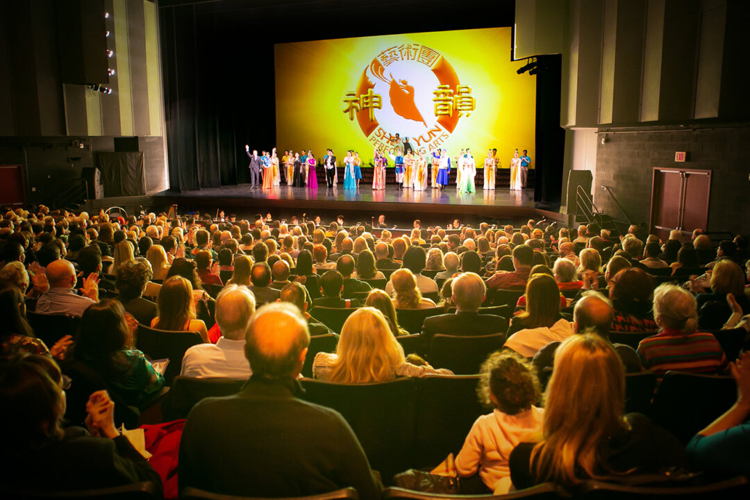 Shen Yun Performing Arts curtain call at the George Mason University Center for the Arts in Fairfax, Virginia on January 22. (Lisa Fan/The Epoch Times)