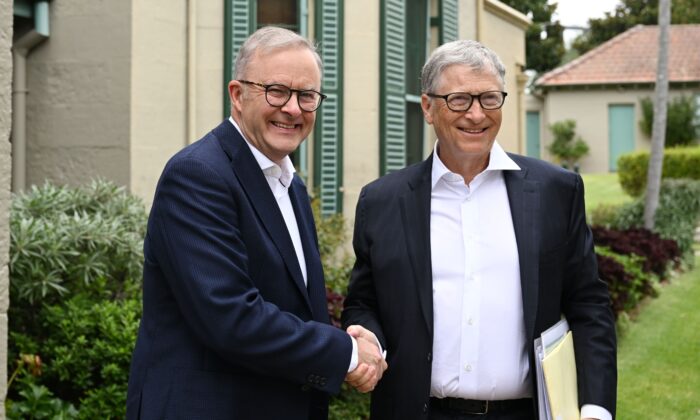 Prime Minister, Anthony Albanese (left) welcomes Bill Gates (right) at Kirribilli House in Sydney, Australia on Jan. 21, 2023. (AAP Image/Dean Lewins) 