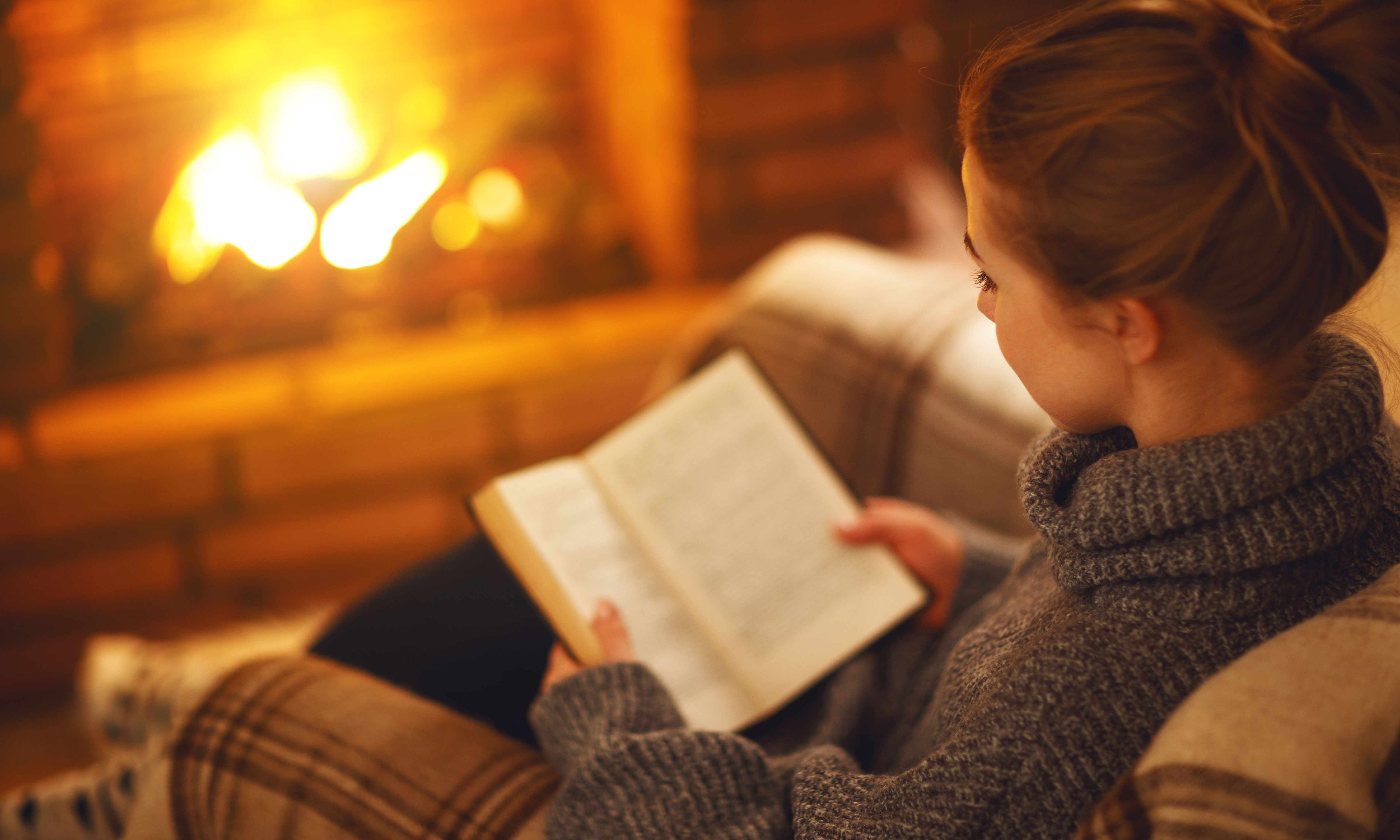 Evening reading. Вечер чтения. Чтение книги вечером. Девушка с книгой зимой. Чтение у камина зимой.