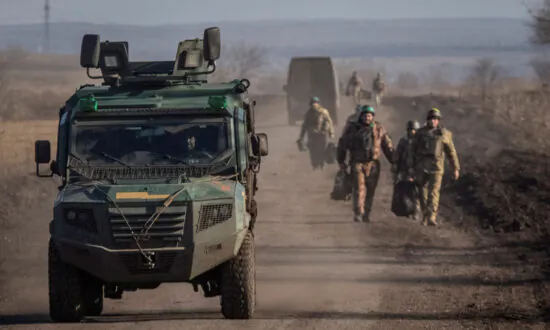 Under Mounting Pressure in Donetsk, Kyiv Hails Western Tank Pledges