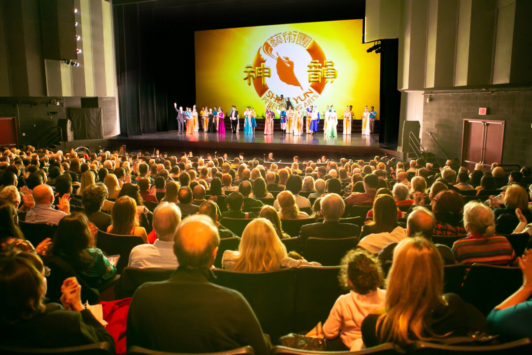 Shen Yun Performing Arts curtain call at the George Mason University Center for the Arts in Fairfax, Virginia on Jan. 22. (Lisa Fan/The Epoch Times)