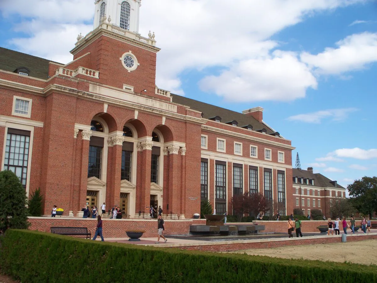 Edmon Low Library on the Oklahoma State University Stillwater Campus in Autumn 2008. (Helluvamatt/CC-BY-3.0/Wikimedia Commons)