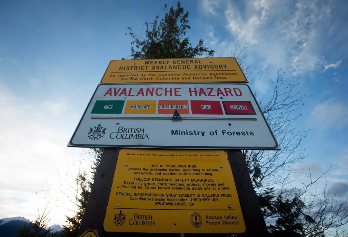 A sign showing an avalanche hazard warning near Mount Renshaw outside of McBride, B.C., on Jan. 30, 2016. (The Canadian Press/Darryl Dyck)
