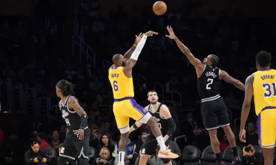 LeBron Scores 46 Points With 9 3s, but Clippers Rout Lakers