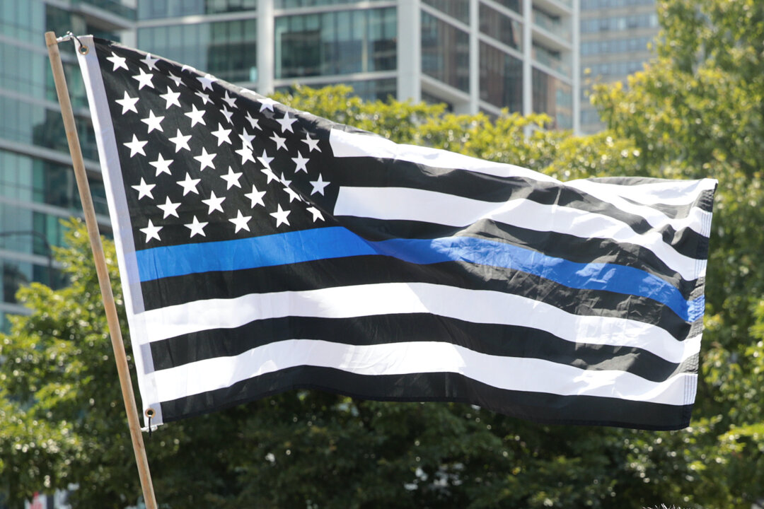 Los Angeles Police Chief Takes Flak for Ban on Thin Blue Line Flag ...