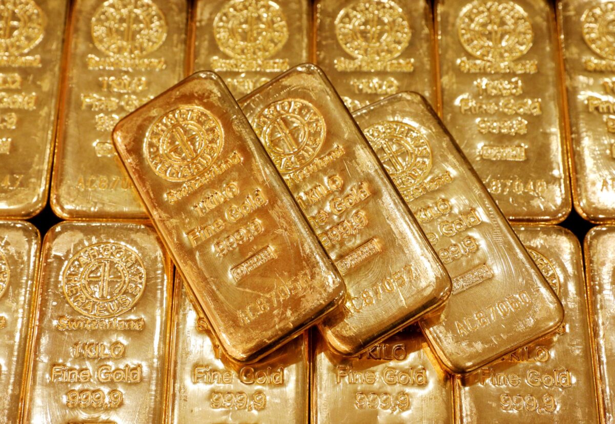 NextImg:Gold Exceeds $2,000 to Hit Record Annual Level Amid Weak Economic Data