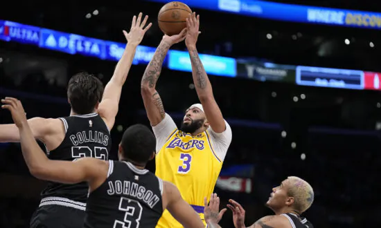 Davis Scores 21 Points in Return as Lakers Defeat Spurs