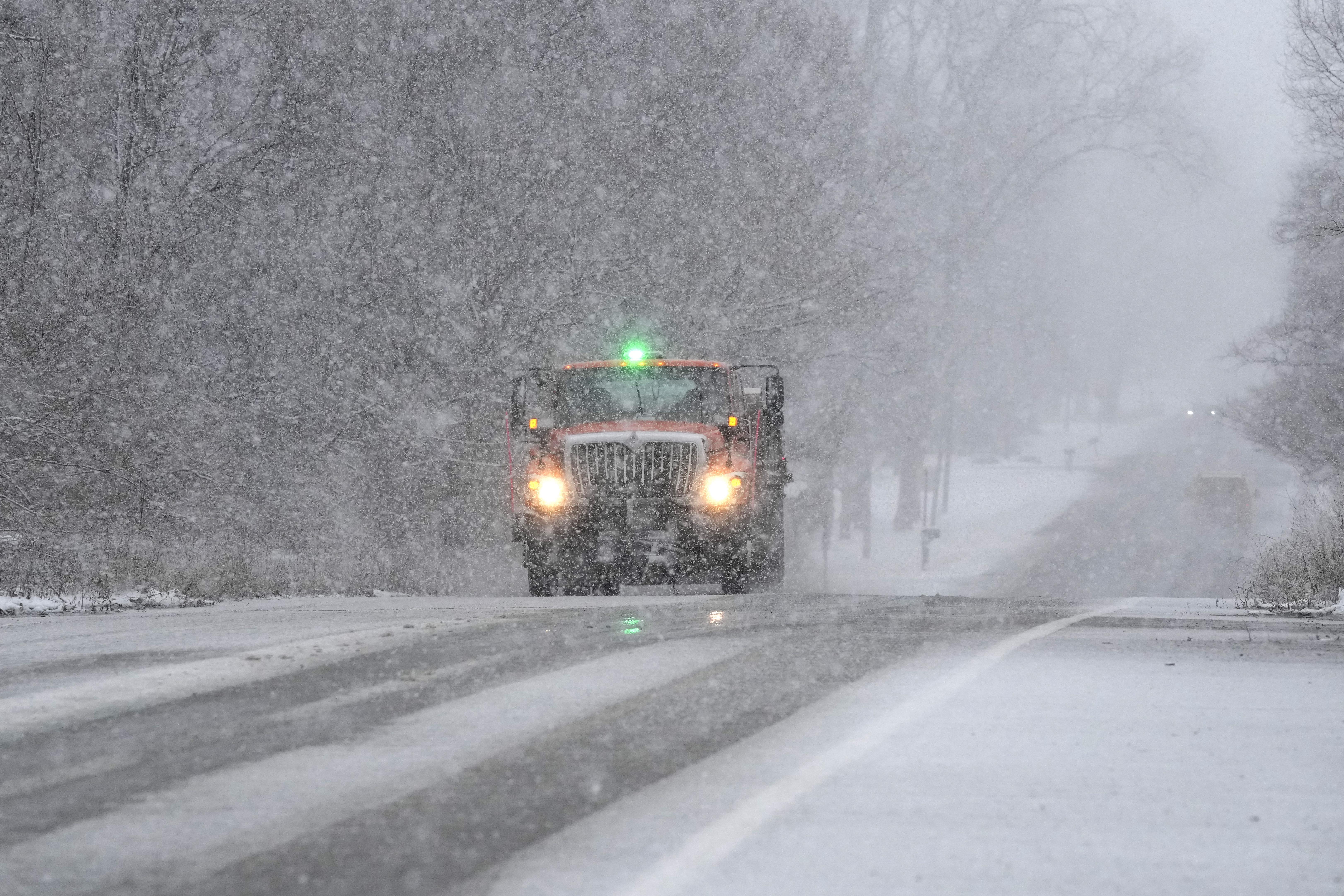 Storm System Dumps Heavy, Wet Snow on Indiana and Michigan - Vimarsana News