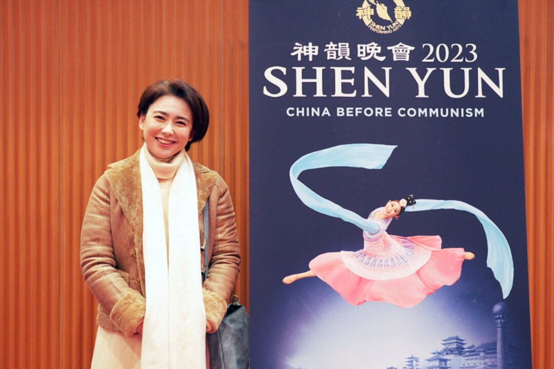 Ms. Ryuke Makoto, a pianist, music therapist, and internet celebrity, attends Shen Yun Performing Arts at the Shinjuku Bunka Center in Tokyo, Japan, on Jan. 25, 2023. (Annie Gong/The Epoch Times)