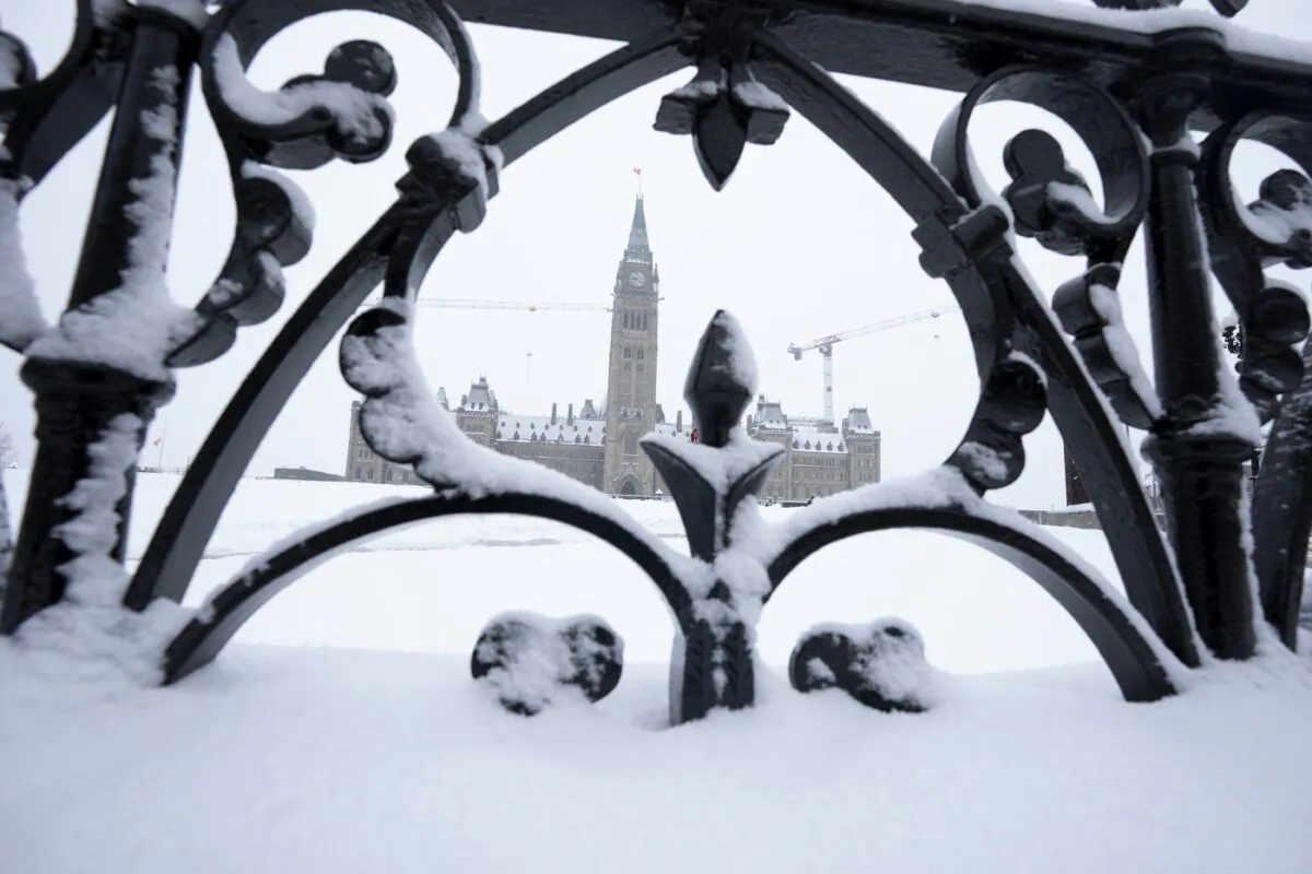 Snow covers a fence surrounding Parliament Hill, Jan. 20, 2023 in Ottawa. (The Canadian Press/Adrian Wyld)
