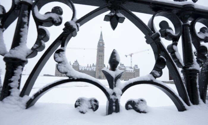 Snow covers a fence surrounding Parliament Hill, Jan. 20, 2023 in Ottawa. (The Canadian Press/Adrian Wyld)
