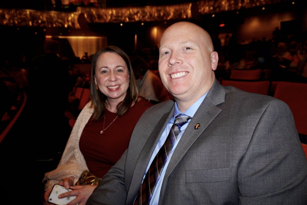 Guy Workman (R) and his wife, Kirsten, enjoyed Shen Yun’s evening show at the Kauffman Center for the Performing Arts on Jan. 28, 2023. (Sherry Dong/The Epoch Times)